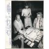 1984 Press Photo Gene Linde, Nancy L Dunham and Pauline E Sagel play monopoly #1 small image