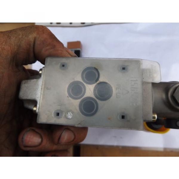 R900466583 Bosch Rexroth Hydraulic Directional Control Valve CETOP #6 image