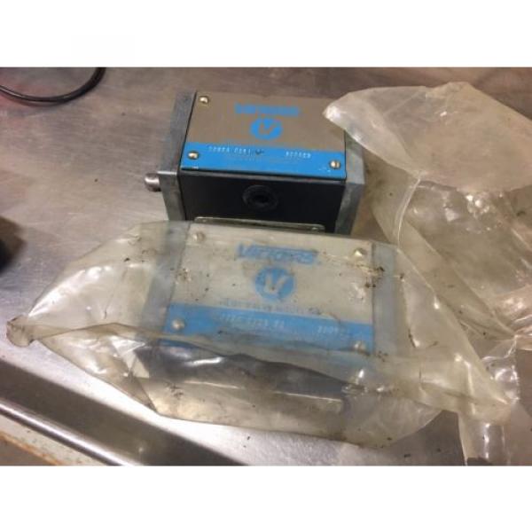 LOT OF 2 VICKERS HYDRAULIC DIRECTIONAL PILOT VALVE DG2S4-012A-52  590423 #1 image